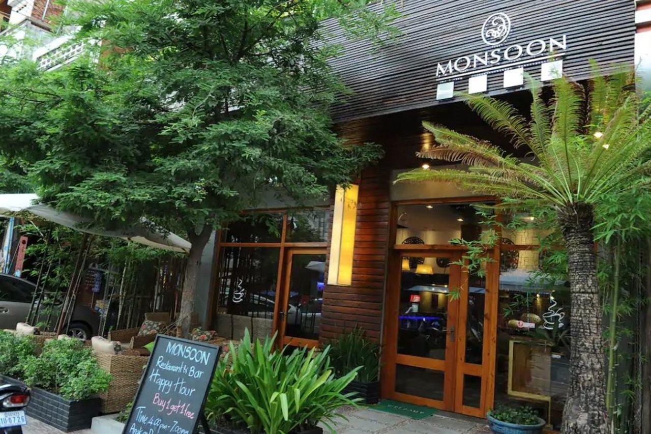 Monsoon Riverside Hotel Пномпень Экстерьер фото